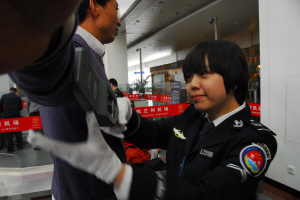 蘭州中川機場PD140V金屬探測器安檢員日均彎腰上千次[圖]