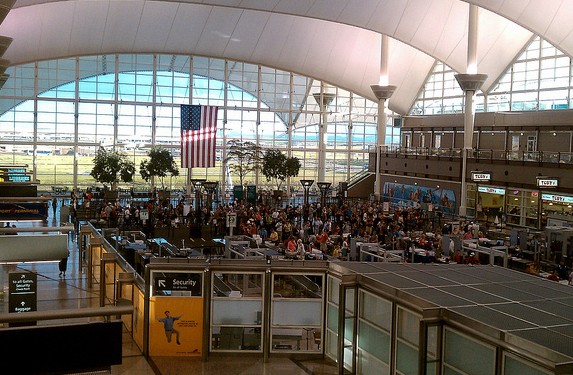美國機(jī)場安檢大廳圖