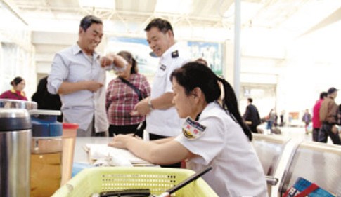 昆明火車(chē)站X關(guān)機(jī)5分鐘安檢掃描發(fā)現(xiàn)2把刀具[圖]