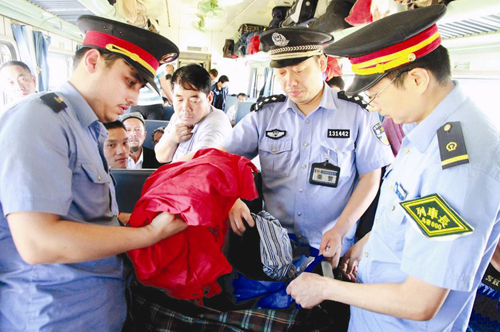 進口HI-PE安檢門與行李安檢機共同把關(guān)烏魯木齊鐵路安檢[圖]