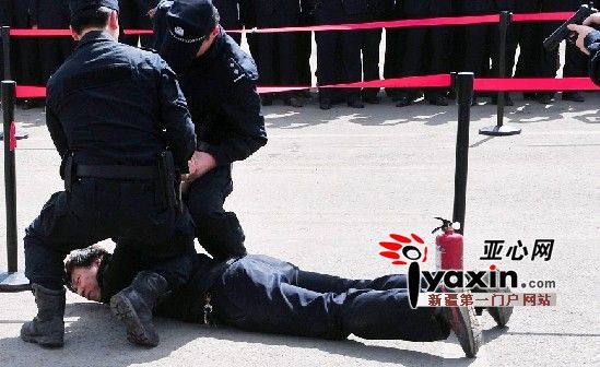 烏魯木齊市92個BRT站臺陸續(xù)裝安檢門