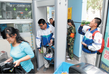 烏魯木齊交通安檢迎全面升級(jí)采用HI-PE進(jìn)口安檢門