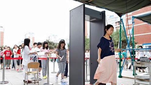 湖北高考考場(chǎng)40.27萬人即將進(jìn)入安檢門探測(cè)安檢模式