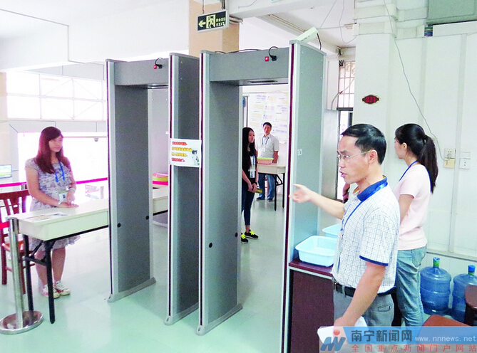 進(jìn)入評(píng)卷現(xiàn)場,還要經(jīng)過一道安檢門