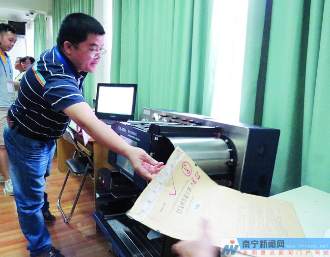 考卷細(xì)致掃描,確保掃描對(duì)象及內(nèi)容無誤