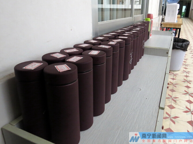 評(píng)卷老師的水杯整齊排放在門外