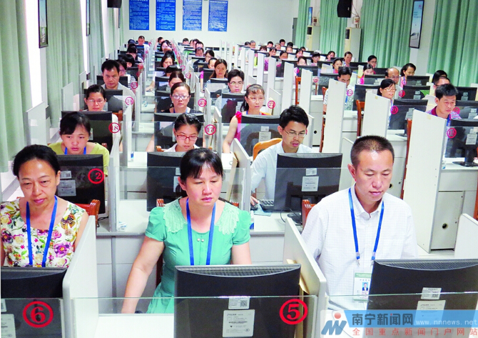 整個(gè)評(píng)卷現(xiàn)場很安靜