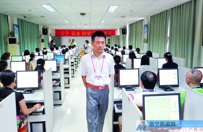 整個(gè)評(píng)卷現(xiàn)場很安靜