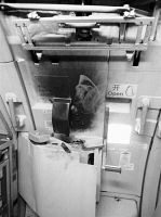 機艙艙門有明顯的煙熏痕跡