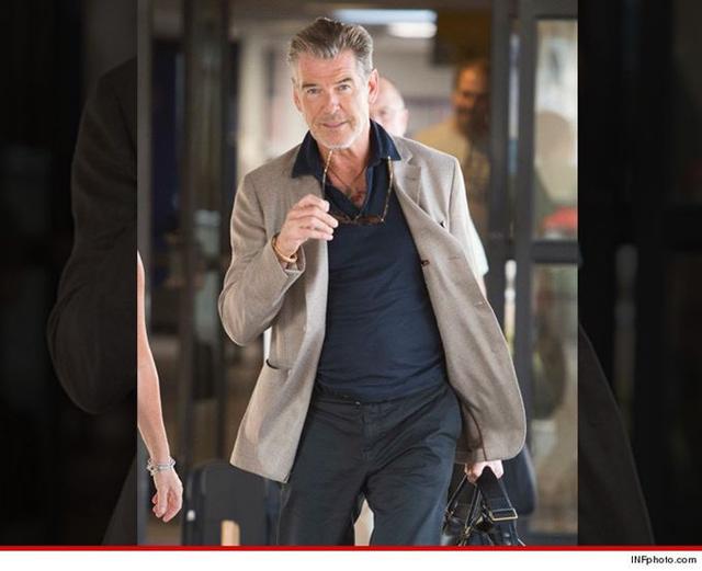 布魯斯南攜刀上飛機(jī)過金屬安檢門被攔