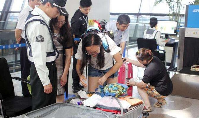 9月27日凌晨5時20分左右,安檢員小葉在白云機場一號航站樓國內A區8號通道人身崗位執勤,如往常一樣對旅客進行人身檢查。在檢查到旅客小李的衛衣帽子時,旅客的帽子突然動了一下,頓時把小葉嚇得不輕。小葉壯著膽子用手捏了捏旅客的帽子,帽子內的事物又是各種“上躥下跳”,這時旅客小李才笑著從帽子內拿出一只小倉鼠。