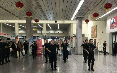 金屬探測(cè)安檢門(mén)廠家:烏機(jī)場(chǎng)安檢總站落實(shí)優(yōu)化管理!.jpg 金屬探測(cè)安檢門(mén)廠家:烏機(jī)場(chǎng)安檢總站落實(shí)優(yōu)化管理!.jpg