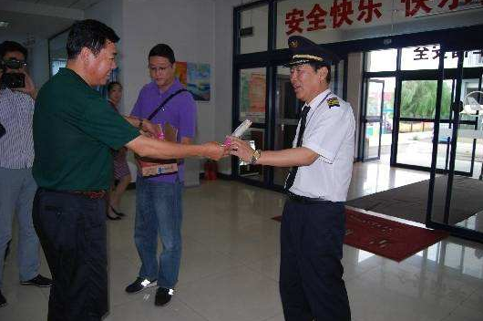 金屬探測安檢門廠家:烏魯木齊安檢總站關(guān)愛老年旅客.png 金屬探測安檢門廠家:烏魯木齊安檢總站關(guān)愛老年旅客.png