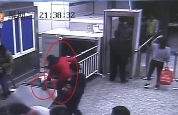 金屬安檢門品牌:過安檢順手牽羊還不認錯女子被行拘5天.jpg 金屬安檢門品牌:過安檢順手牽羊還不認錯女子被行拘5天.jpg